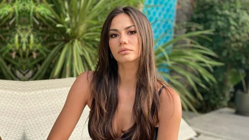 Demet Özdemir Adeta Şov Yaptı! Mini Taytıyla Poz Verdi