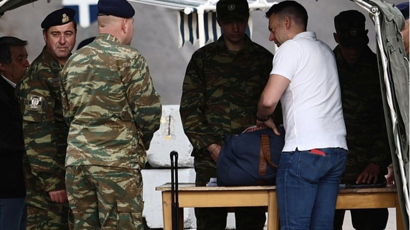Komşunun İlk eşcinsel siyasetçisi askere gitti!