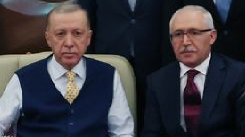 Bahçeli'nin Eleştirdiği Yandaş Yazarı Yanına Oturttu! Erdoğan'dan Objektife Mesaj Gibi Poz