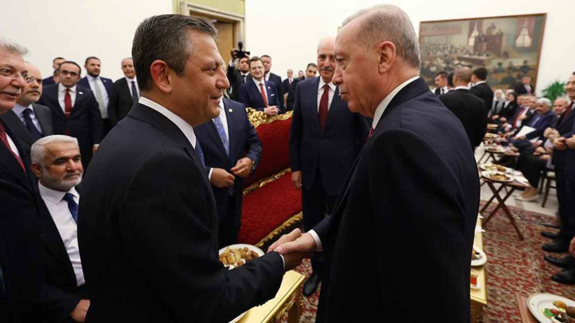 'Havada asılı duran soru şu: Erdoğan Anayasayı kiminle işbirliği yaparak değiştirme yoluna gidecek?'