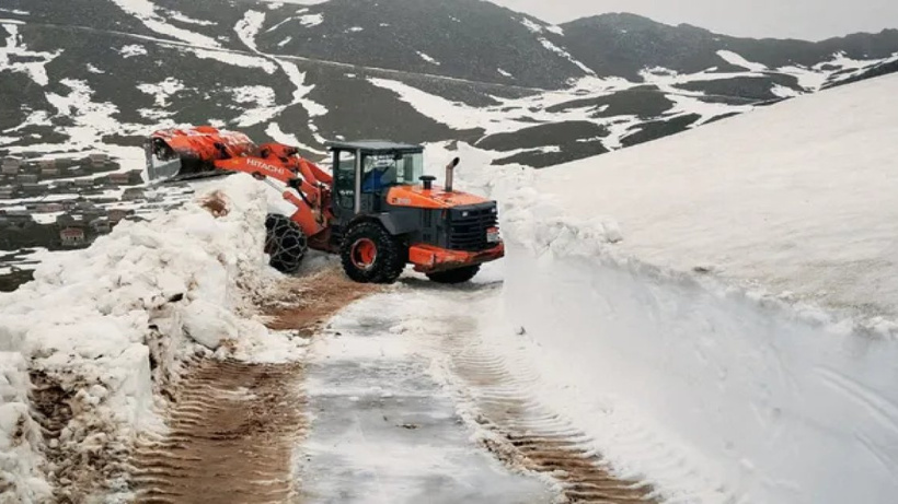 Haziran Ayının Kavurucu Sıcaklarıyla Boğuşurken Rize'de Karla Kaplı Yollar Açıldı