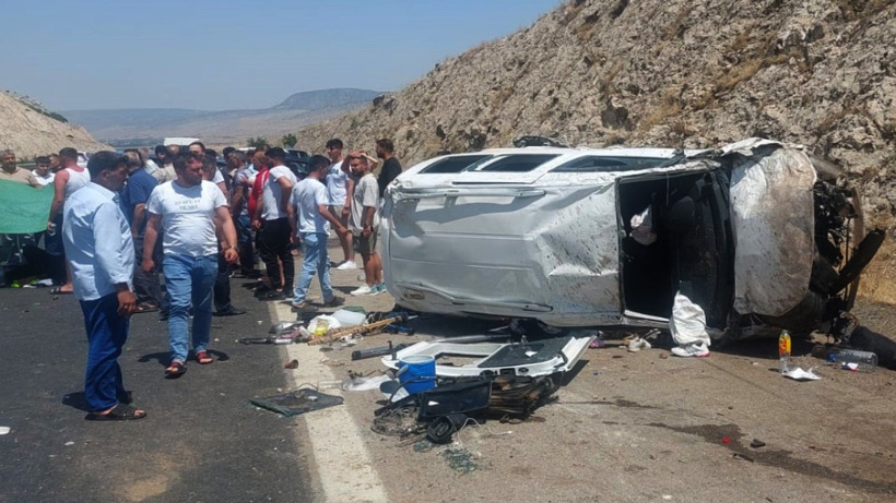 Önce Bariyere Çarptı Sonra Devrildi: 6 Kişi Yaralandı!