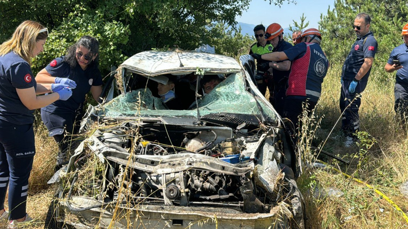 Bolu'da Facia: Takla Atan Otomobilde Sıkıştılar!