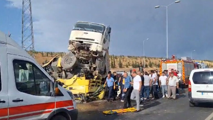 Kamyon, Çarptığı TIR'ın Üstünde Asılı Kaldı: 1 Ölü, 2 Yaralı