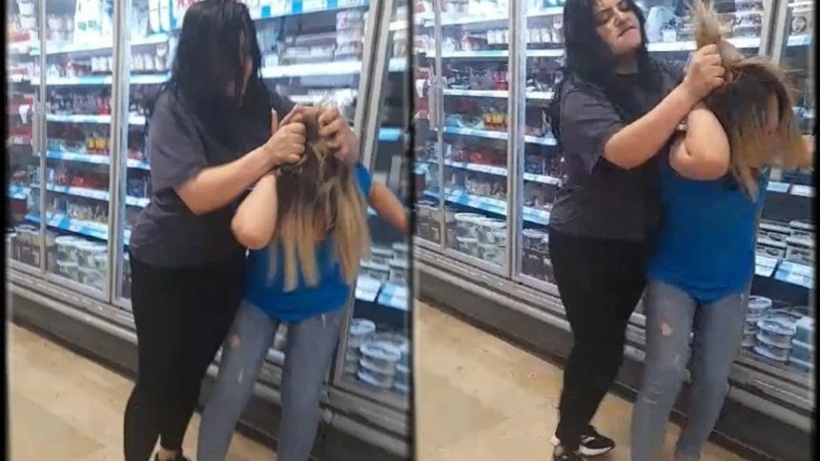 Markette İnanılmaz Anlar! Saçlarını Eline Doladı, Kafasını Dondurucuya Çarptı