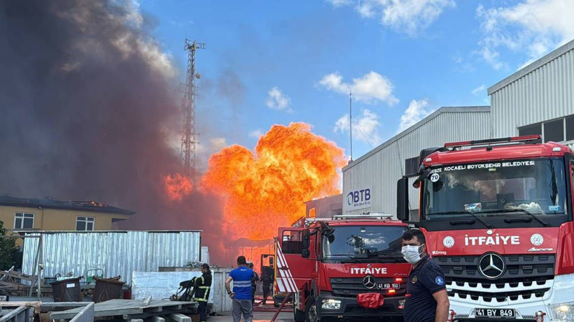 Gebze'de Boya Fabrikasında Yangın!