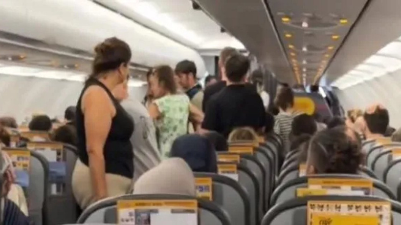 Pilot ve Hostesler Yolcuları Uçakta Bırakıp Evlerine Gitti