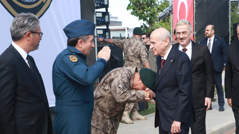 Özel Hareket Başkanı Bahçeli'yi Elini Öperek Karşıladı