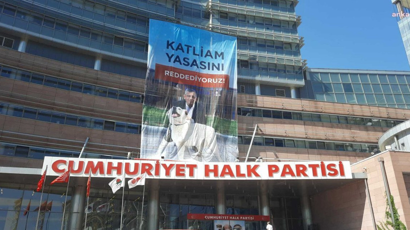 CHP Genel Merkezi'ne 'Ötanazi' pankartı!
