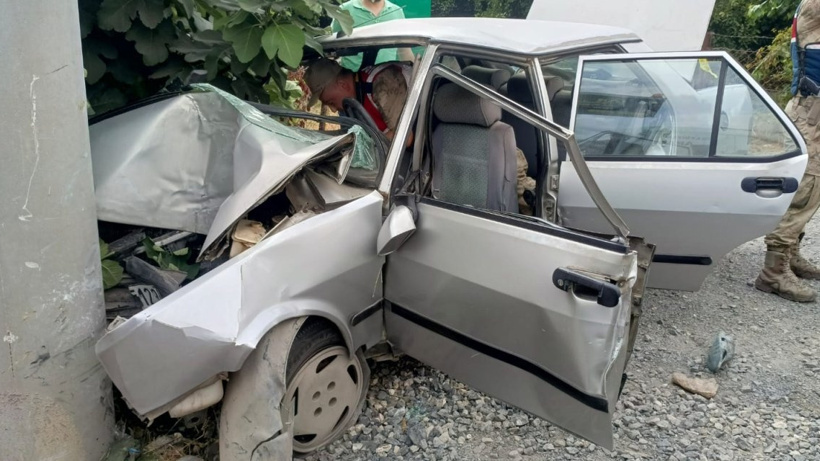 Hatay'da beton direğe çarpan otomobilin sürücüsü öldü