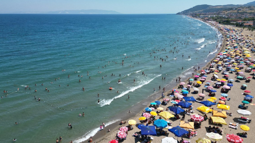 Tekirdağ'da sıcak ve nemden bunalanlar kendini sahillere attı