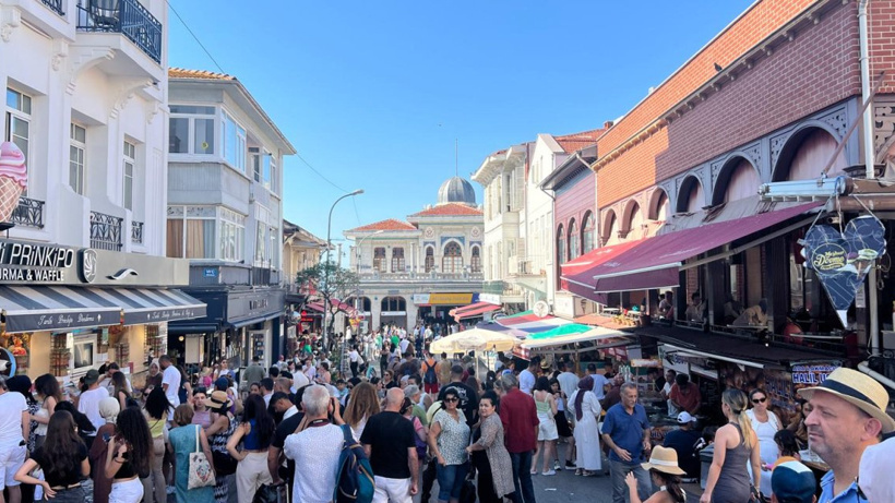 İstanbul'da, sıcak havadan bunalanlar serinlemek için plaj ve parklara akın etti