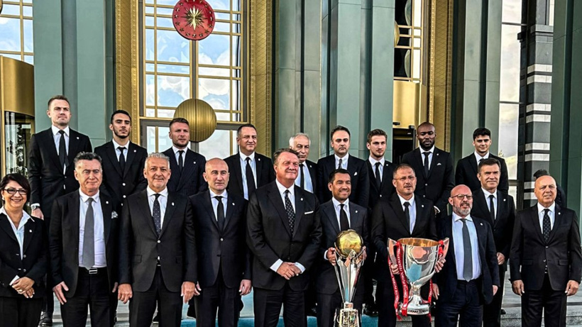 Beşiktaş 2 kupayı da Erdoğan'a götürdü
