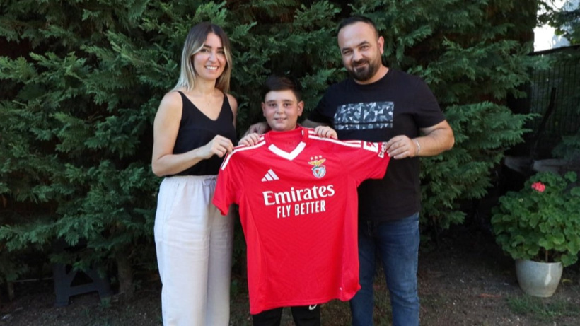 Kerem gitti diye ağlayan çocuğa Benfica formasını yolladı