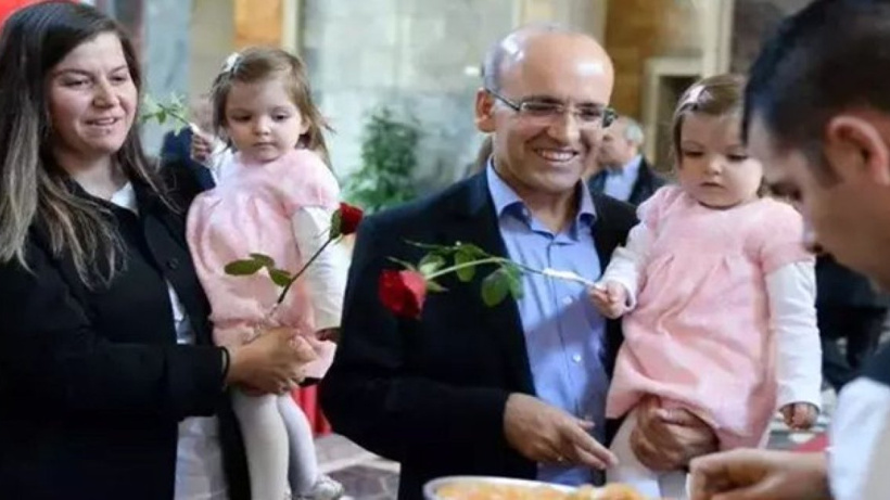 Mehmet Şimşek eşiyle markete gitti, vatandaşlar bir anda etrafını sardı