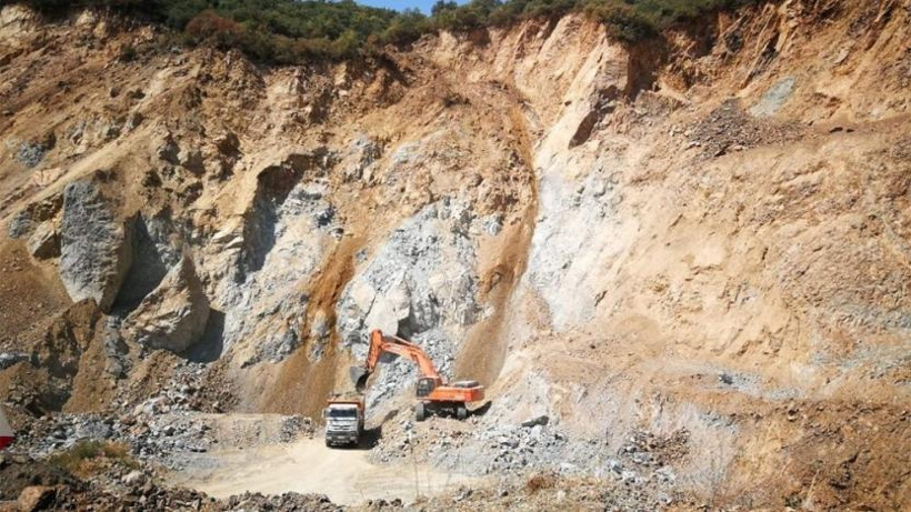 Depremde yerle bir olmuştu şimdi maden ocakları işgal etti! AKP’li başkan bile karşı çıktı