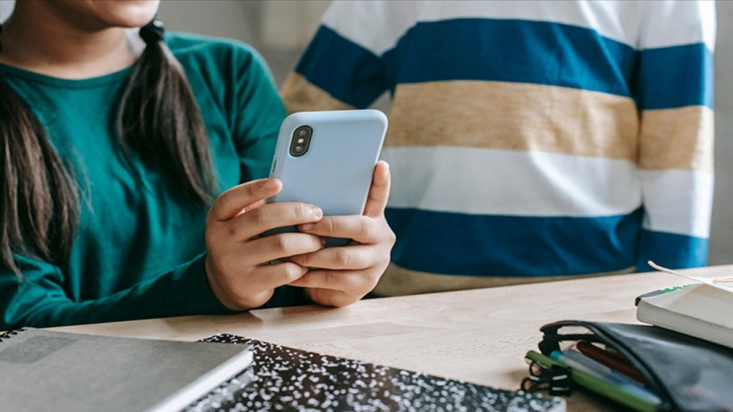 Okullarda akıllı telefon kullanmak yasaklanıyor