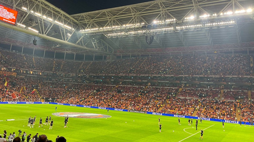 Galatasaray Yunan futbolcuları İzmir Marşı'yla karşıladı