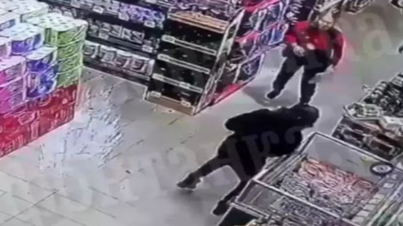 Elinde bıçakla süpermarketi bastı! 5 kişiyi bıçaklayıp şampanyayla kutladı