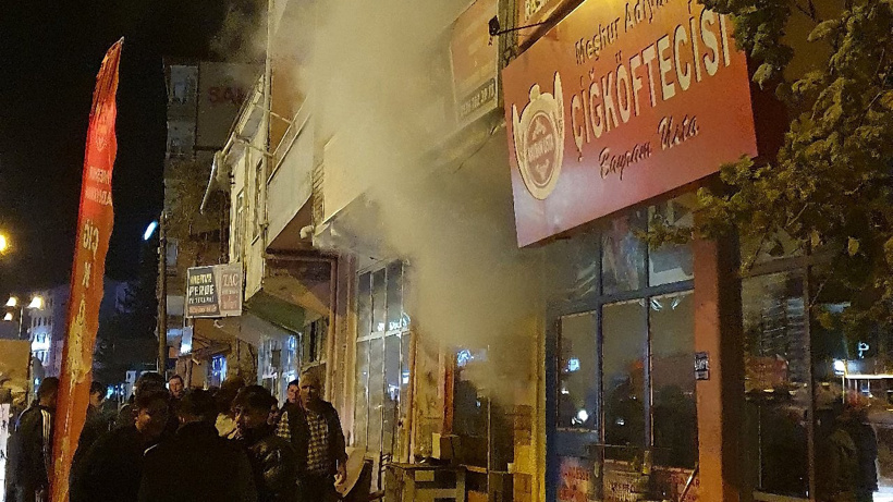 Pet shopta çıkan yangında kuş ve balıklar öldü. Dükkan sahibi yaralandı