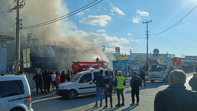 Niğde'de oto tamirhanesindeki yangın söndürüldü