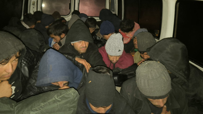 60 kaçak göçmen ve 4 insan kaçakçısı yakalandı