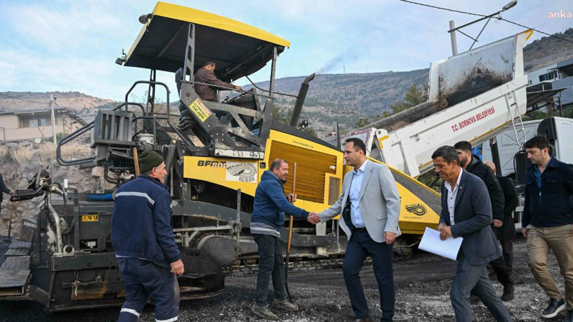 İzmir'de yol yapım ve bakım çalışmaları devam ediyor