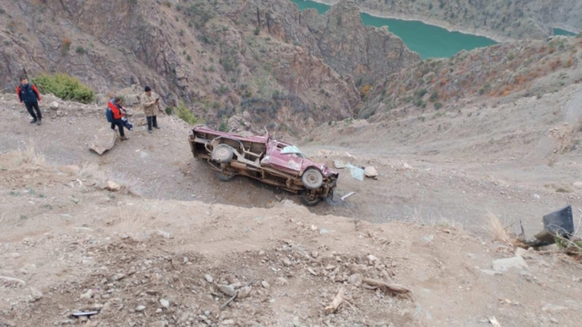 Artvin'de kamyonet şarampole yuvarlanandı: 3 kişi yaralandı