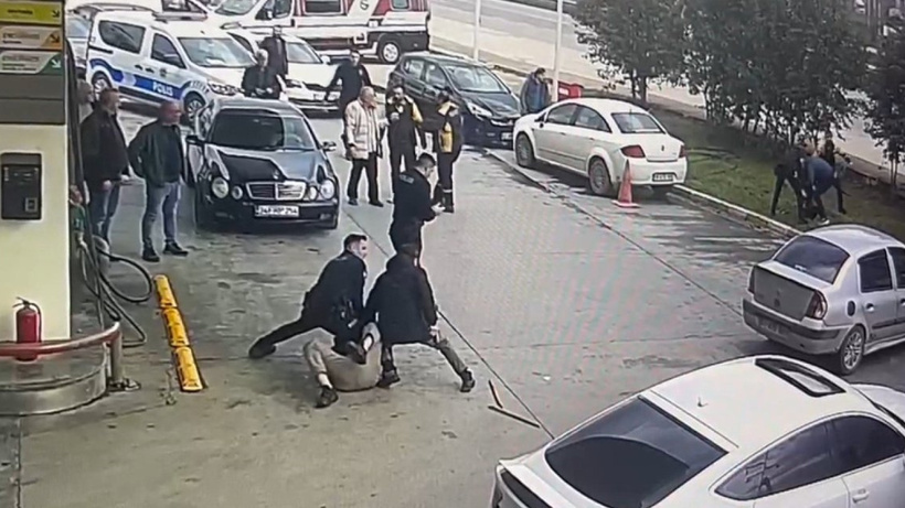 Benzin istasyonu çalışanları ile müşteriler arasındaki 'orak'lı kavga