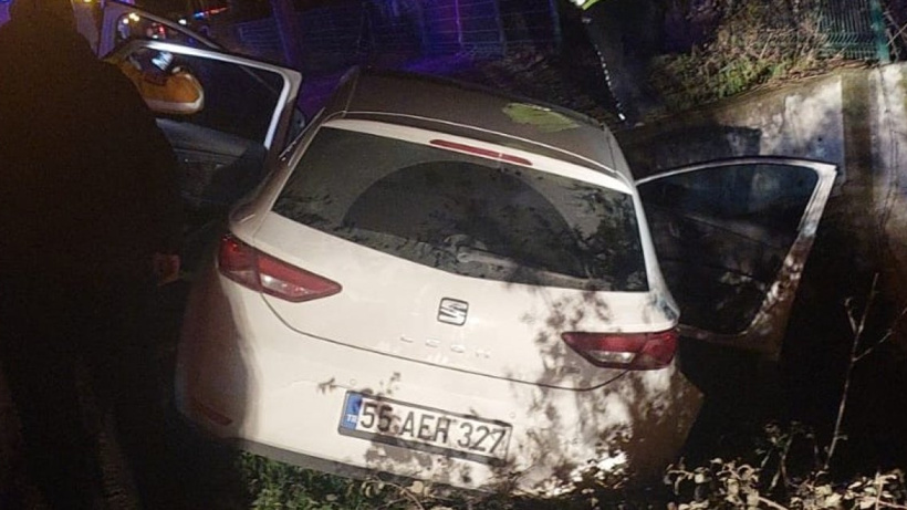 Otomobil, istinat duvarına çarptı; 1 ölü, 2 yaralı