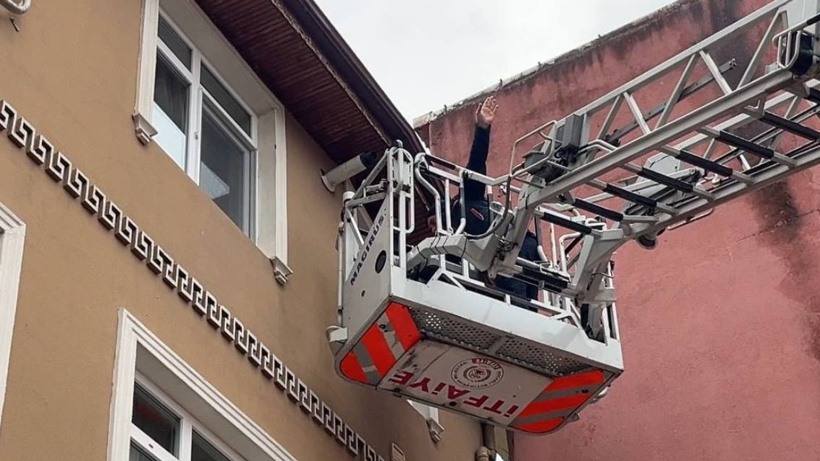 Kilitli kalan Alzheimer hastasını itfaiye kurtardı
