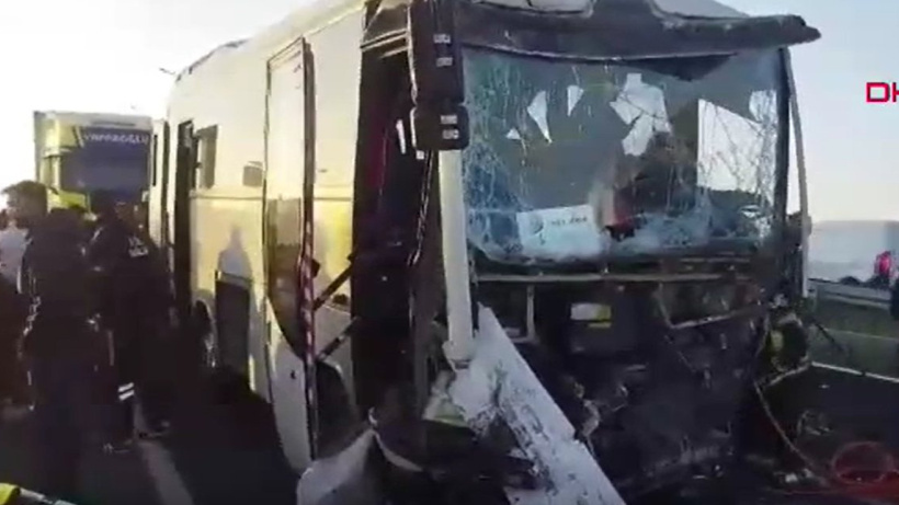 İşçileri taşıyan servis TIR'la çarpıştı!