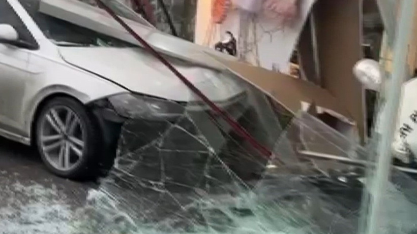 Otomobil giyim mağazasına girdi