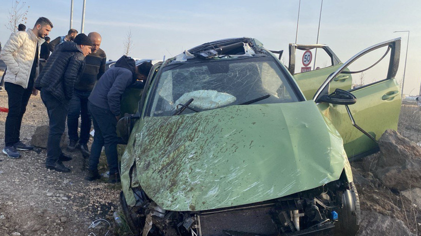 Takla atan otomobildeki 3 kişi ağır yaralandı