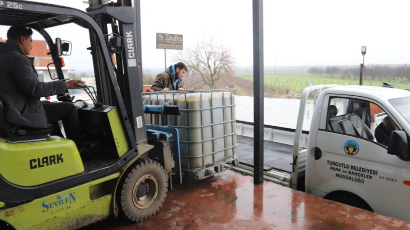 Belediye 2 bin 500 kilogram zeytinyağı ihtiyaç sahiplerine ulaştırdı