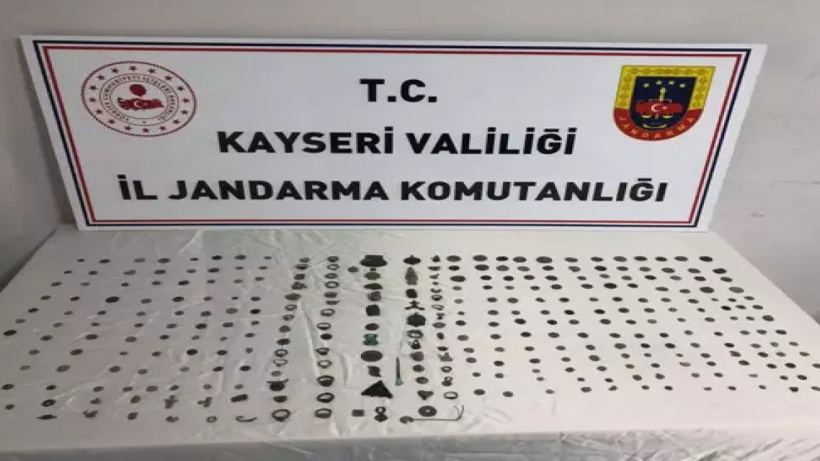 Kayseri'de tarihi eser kaçakçıları yüzlerce sikkeyi çaldı