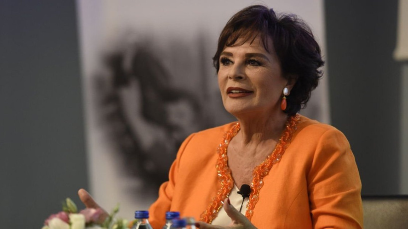 Hülya Koçyiğit AVM'de yere düştü! Kafasını çarptı