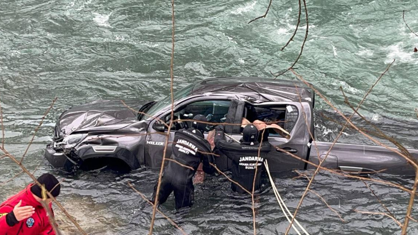 Direksiyon hakimiyetini kaybeden sürücü Munzur Nehri'ne uçtu