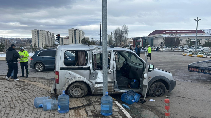 Sivas'ta korkunç kaza: Yolda geçen üniversite öğrencisi ağır yaralandı