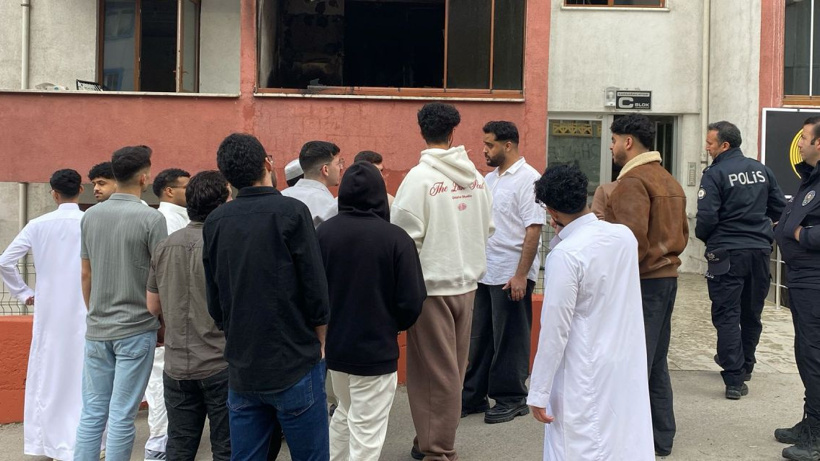 Namaza giden yabancı uyruklu öğrencilerin evinde yangın çıktı