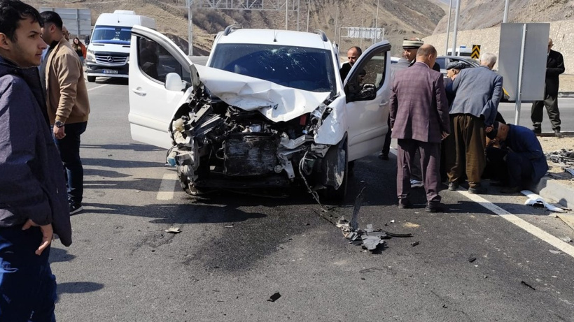 Hakkari'de iki aracın çarpıştığı kazada 8 kişi yaralandı
