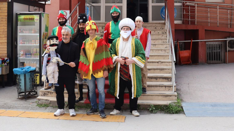 Hastanedeki çocuklara şeker tadında bayram ziyareti! Nasrettin Hoca, Keloğlan, Hacivat...