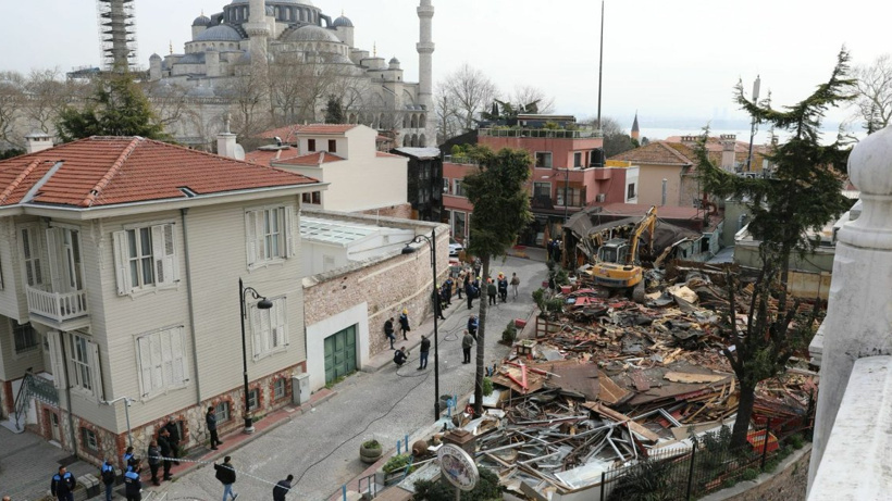 İBB, Sultanahmet'te ruhsatsız yapıyı yıktı