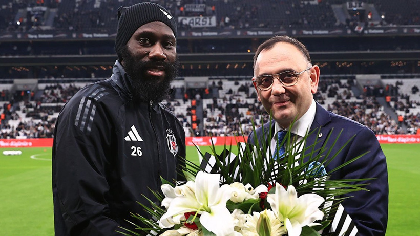 Masuaku'ya çiçek ve plaket verildi