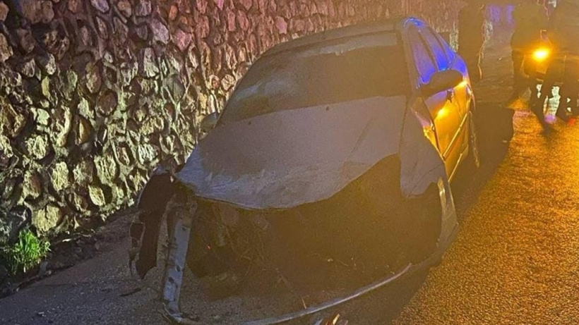Otomobil istinat duvarına çarptı: Anne ve 2 çocuğu yaralı
