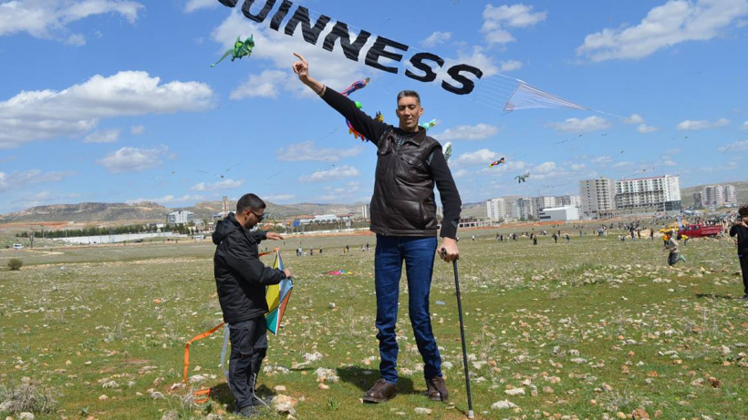 Dünyanın en uzun adamı uçurtma şenliğinde