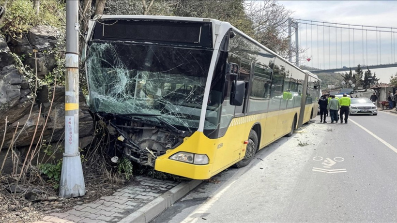 Başakşehir'de halk otobüsü duvara çarptı