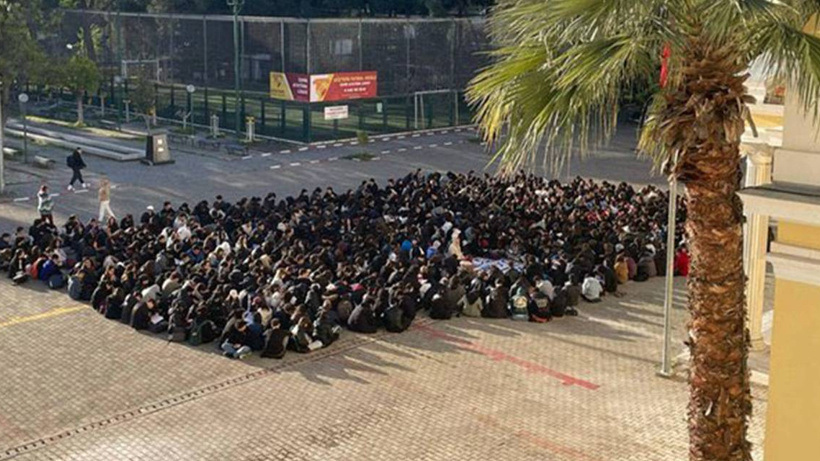 Öğrencilerin eylemine destek olmuştu: O öğretmen görevden uzaklaştırıldı