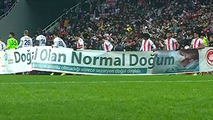 Skandal pankartı taşıyan yıldız futbolcu özür diledi