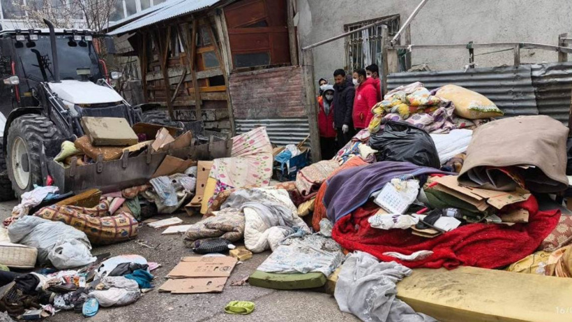 Yaşlı çiftin evinden 10 ton çöp çıkarıldı